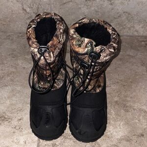 Boys Camouflage Winter Boots Size 4